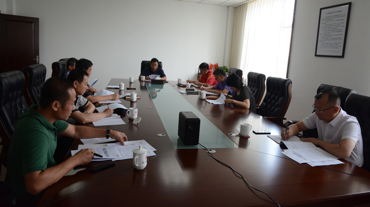 学校党委理论学习中心组专题学习《中国共产党机构编制工作条例》