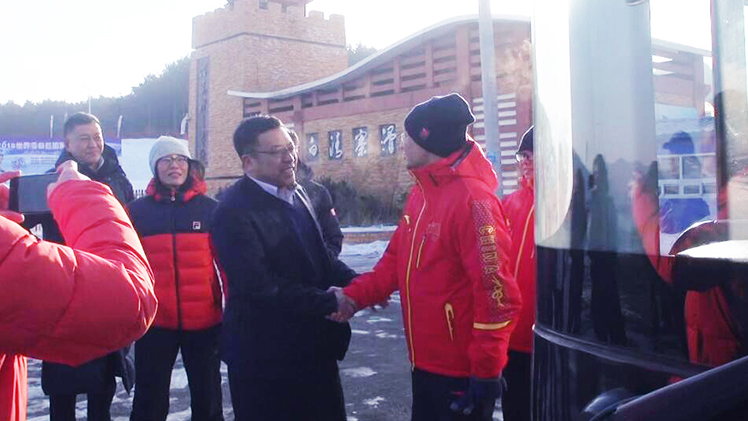 省体育局和学校领导为即将出征平昌冬奥会的自由式滑雪国家队送行