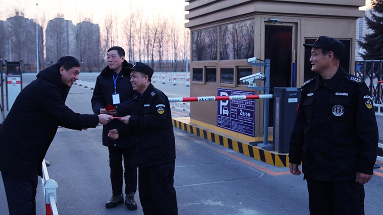 除夕夜学校慰问更值人员