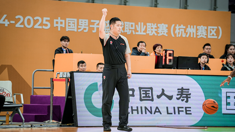 beat365教师辛艮伟获评2024-2025赛季中国男子篮球职业联赛十佳裁判员