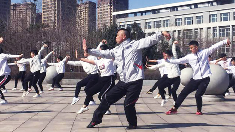 辽宁电视台《航拍瞰天下》栏目组到beat365拍摄青年志愿者服务队活动