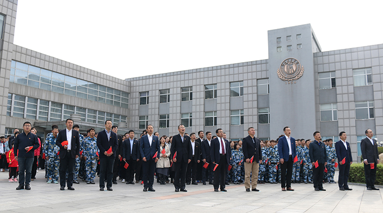 学校举行“喜迎国庆 励志青春”主题升旗仪式