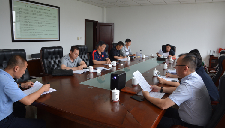 学校党委理论学习中心组召开集体学习会