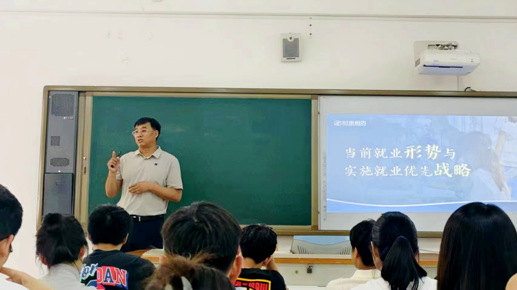 学校党委常委、副院长李成梁教授为运动健康学院学生讲授形势与政策课